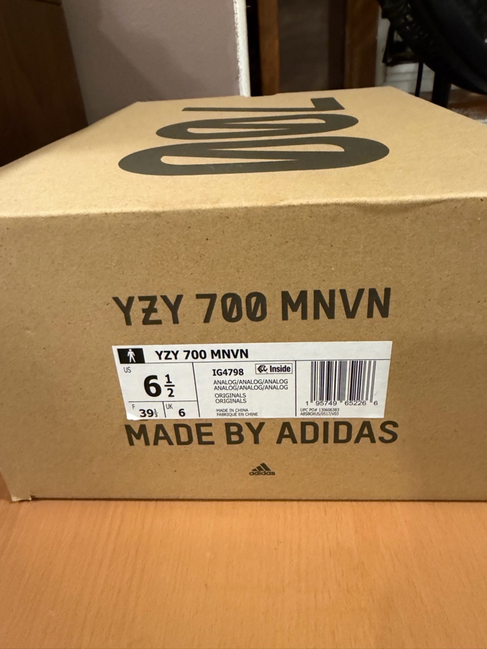 Men's White and Black Adidas YEEZY boost 700 MNVN - Picture 8 of 8